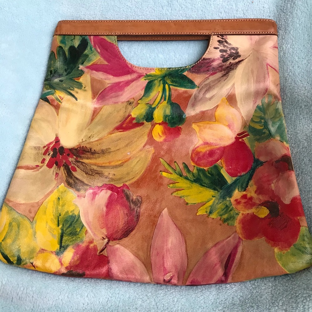 Fabrizio Taiuti handled purse folds to flat clutch